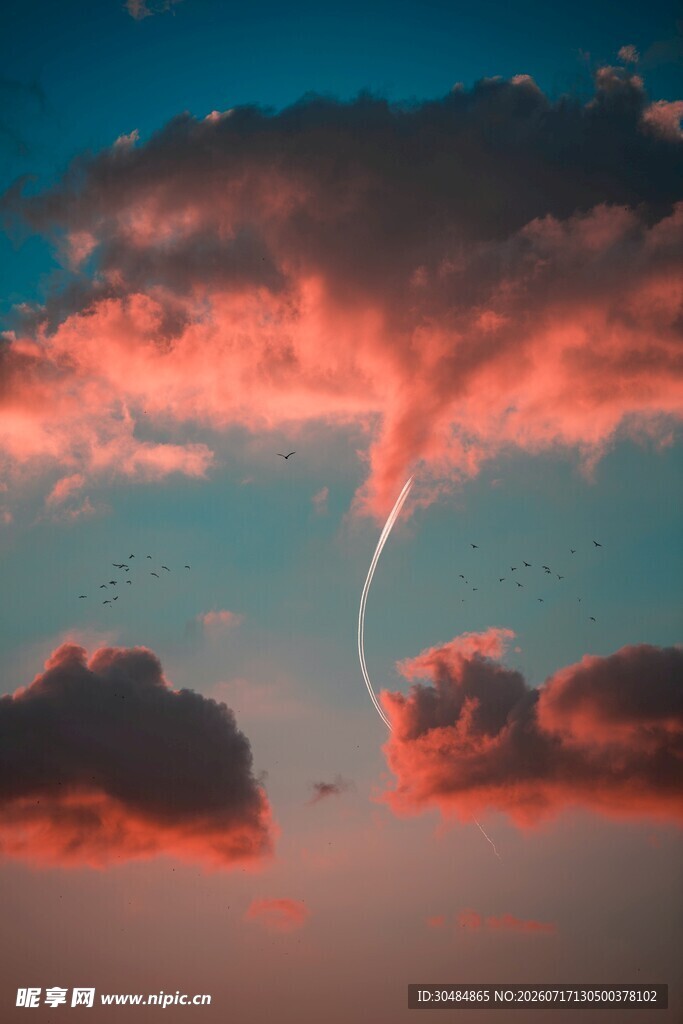 夕阳下的梦幻卷云景观