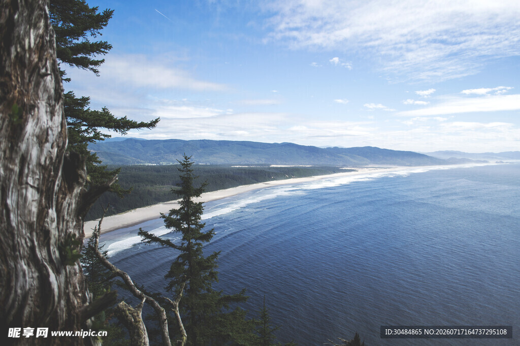 俯瞰海岸与远处山峦美景
