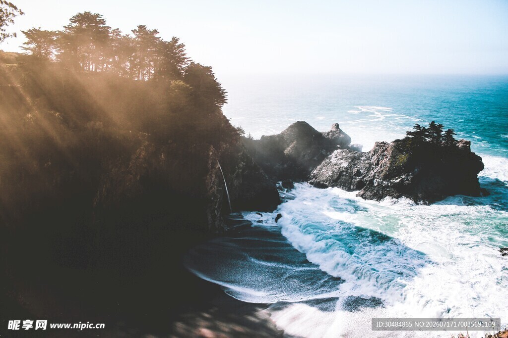 海岸边壮丽的阳光海浪景观