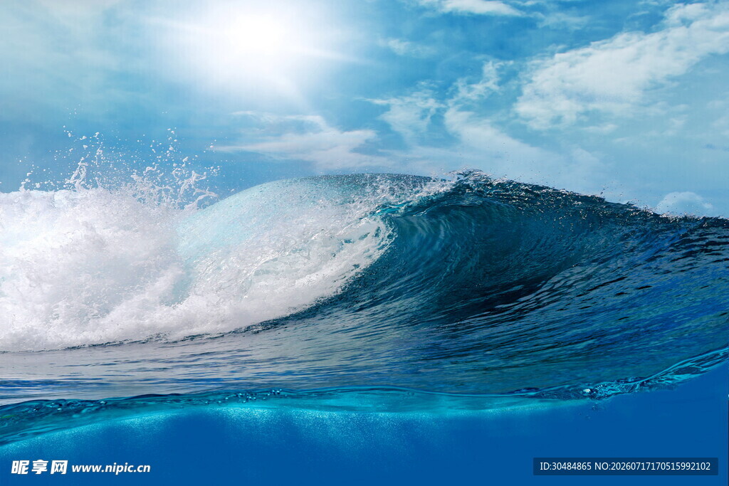汹涌海浪与碧海蓝天