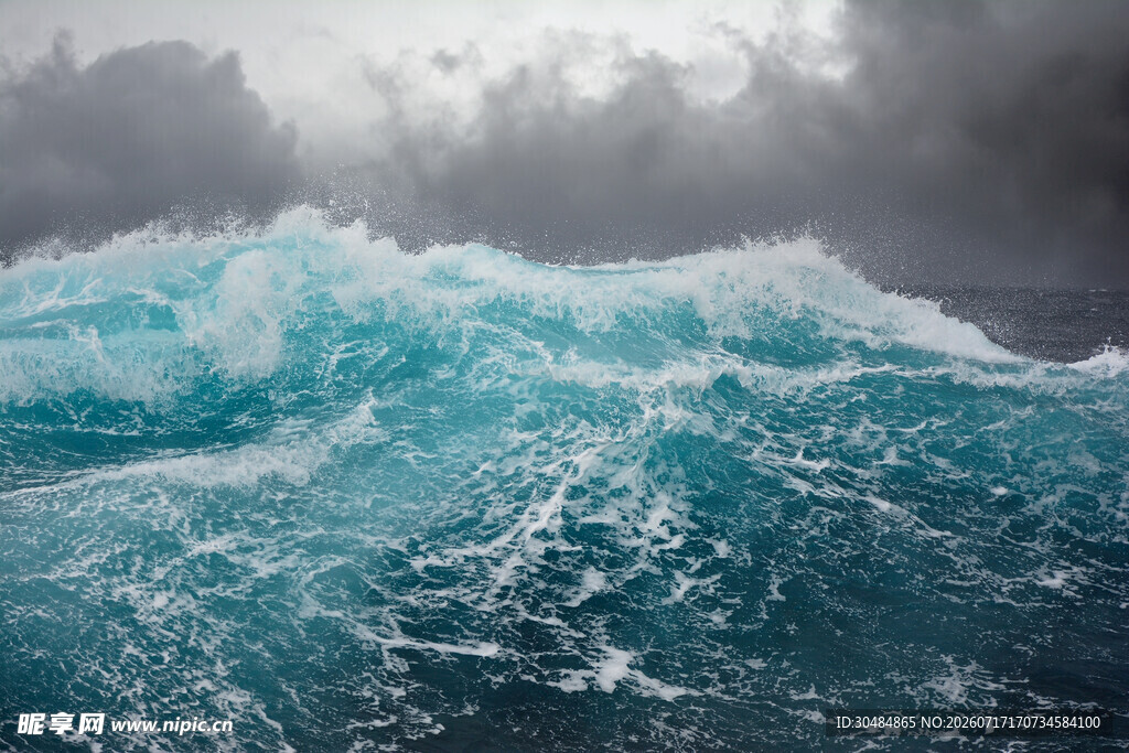 汹涌澎湃的蓝色海浪