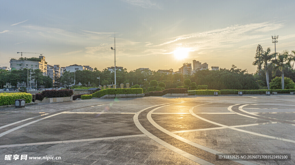 夕阳下的空旷停车场