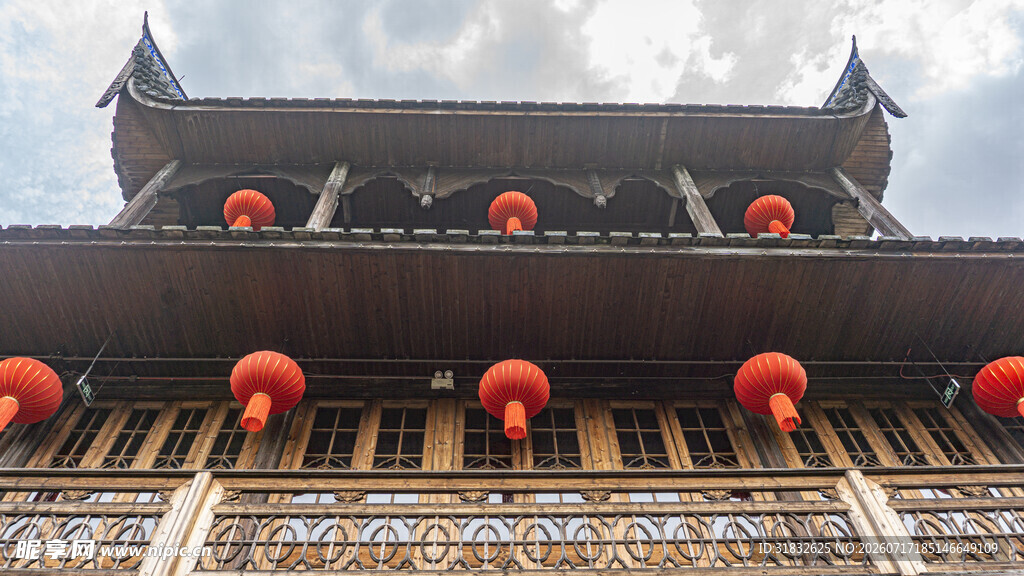 中式古建筑挂红灯笼