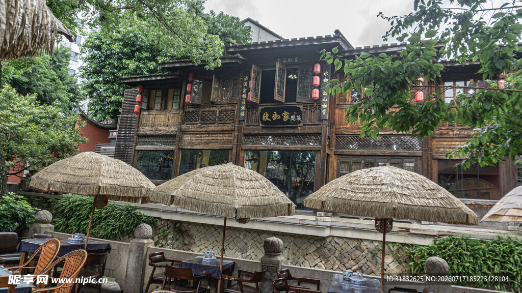古朴乡村石磨与传统建筑