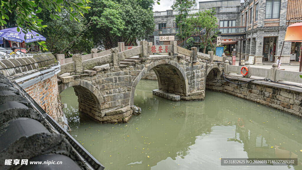 古石桥横跨绿水间