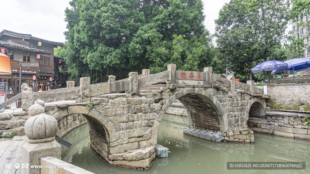 古石桥横跨绿水