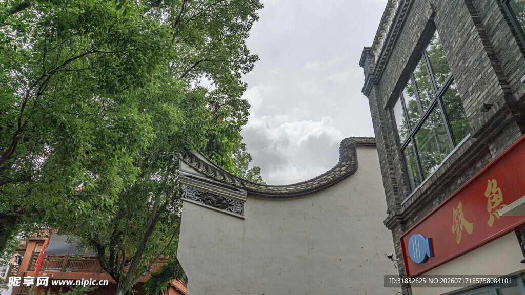 中式建筑旁葱郁绿树