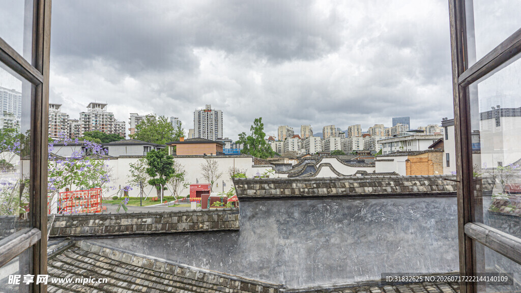窗外河畔城市景观