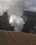 火山口浓烟滚滚景象
