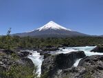 雪山下的湍急溪流景观