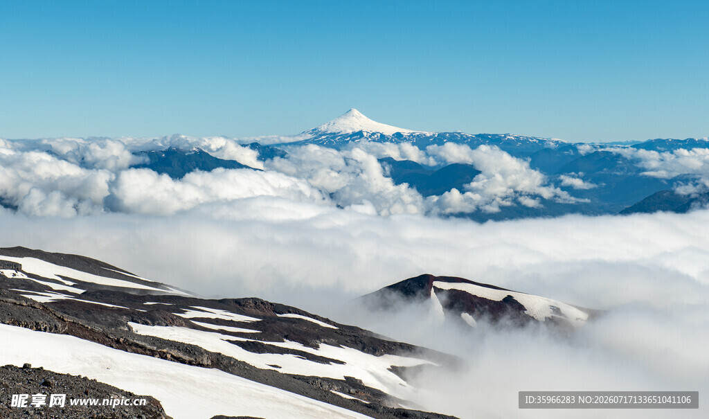 雪山云海间的壮丽景观