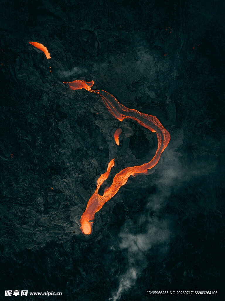 火山熔岩蜿蜒流淌