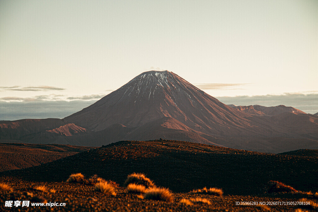 壮丽富士山秋景中的巍峨
