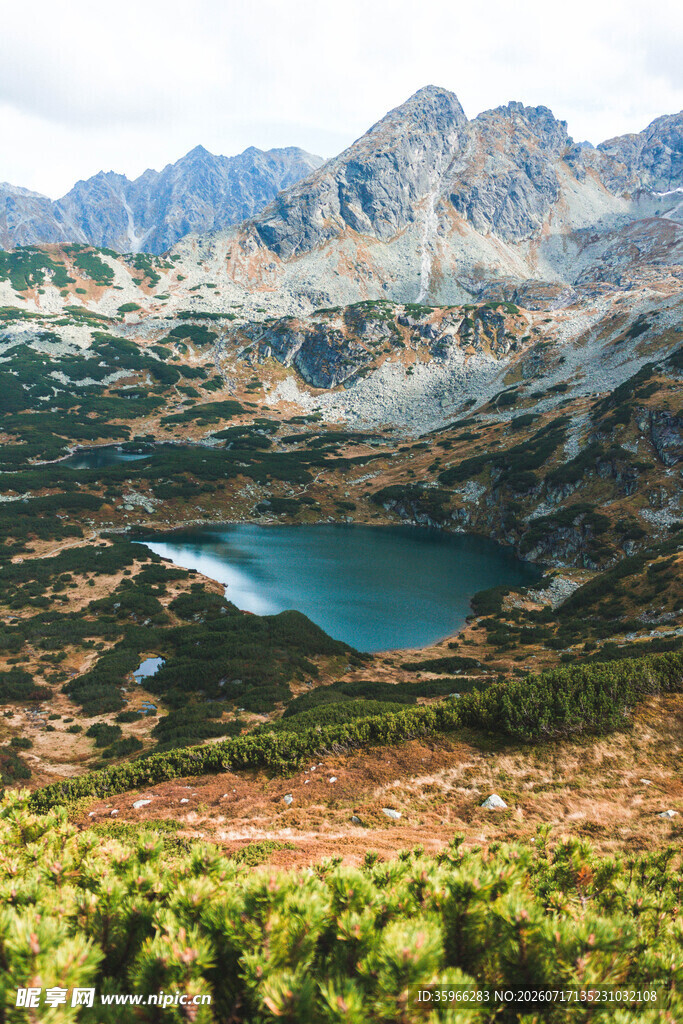 高山湖畔美景