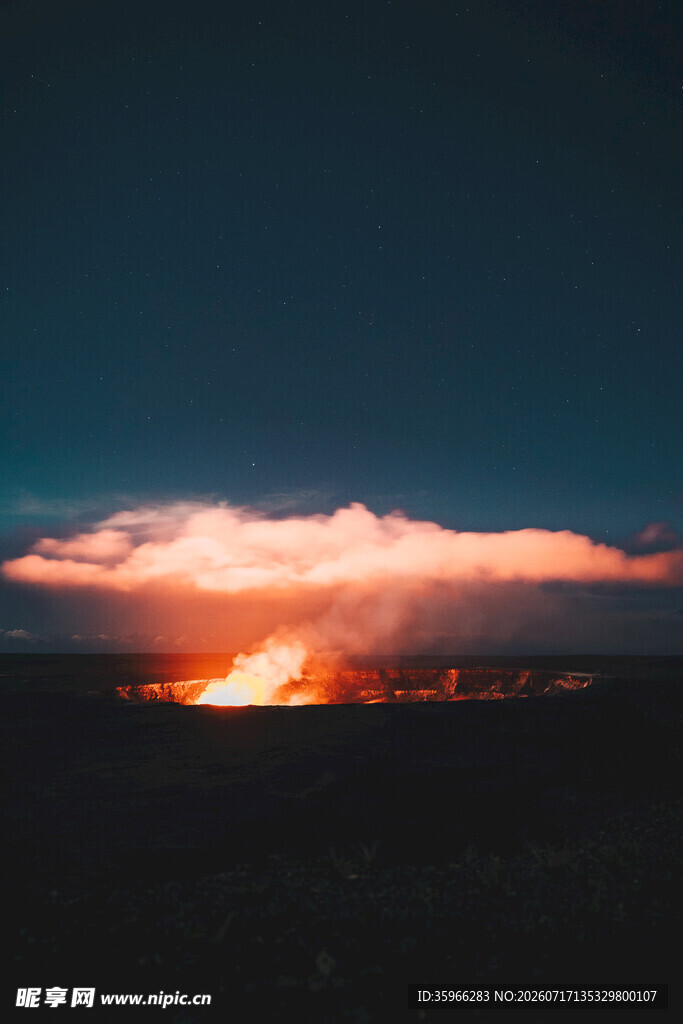 夜幕下的火山熔岩景观