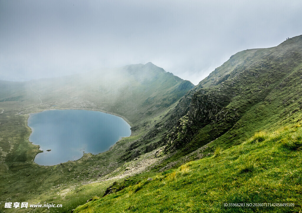 山间雾绕湖泊美景