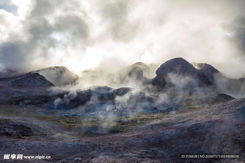火山景观云雾缭绕的壮丽