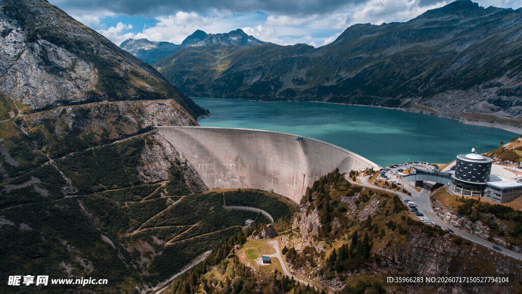 高山湖泊旁的宏伟水坝