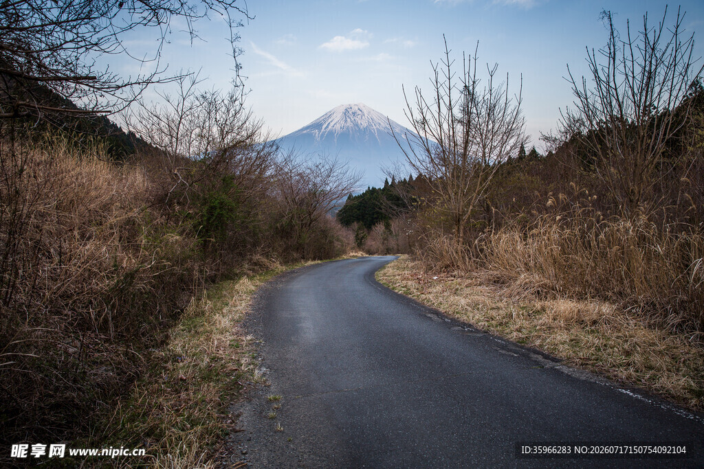 蜿蜒山路通向远方雪山