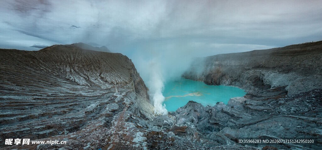 梦幻蓝湖的火山景观