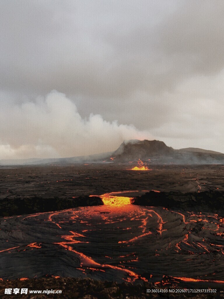 火山熔岩流淌壮观景象