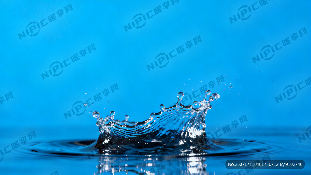 蓝底下边有水花