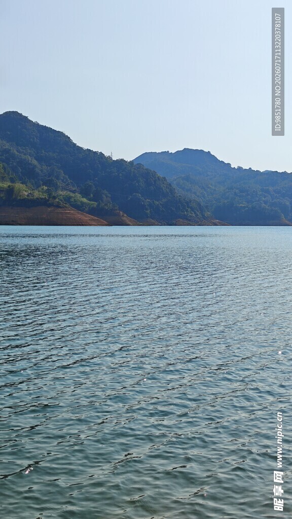 宁静山水间的广阔湖面