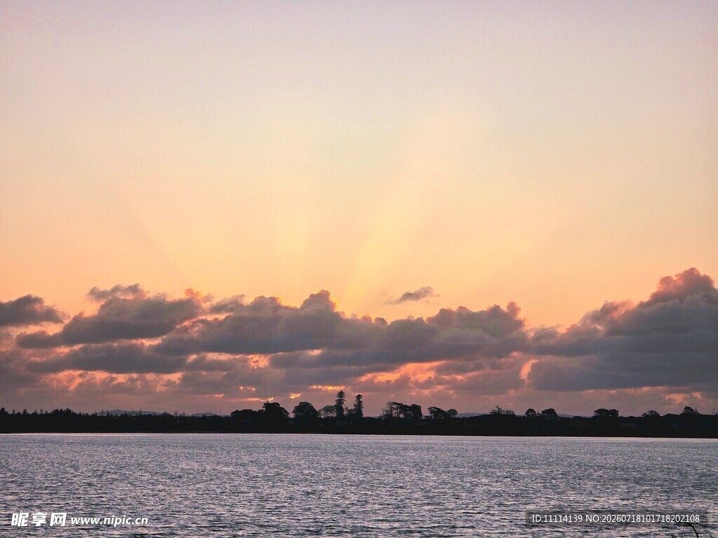 夕阳下的水面与天际美景