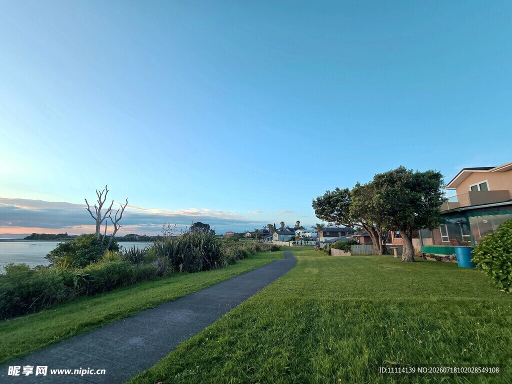 海滨小路的清新自然风光