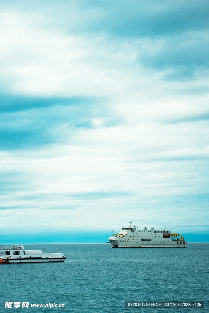 海上船只与蓝天白云景象