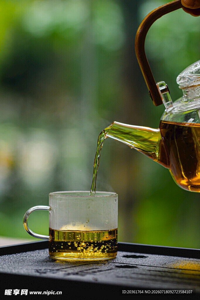 茶壶倒茶入杯的惬意瞬间