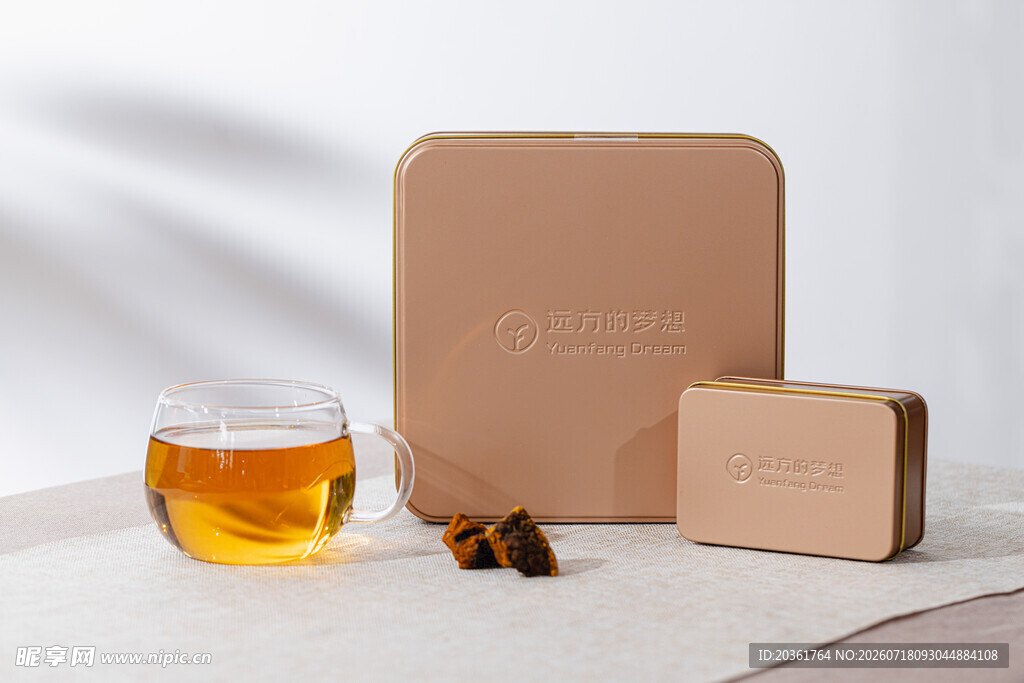 简约茶具与木质物件展示