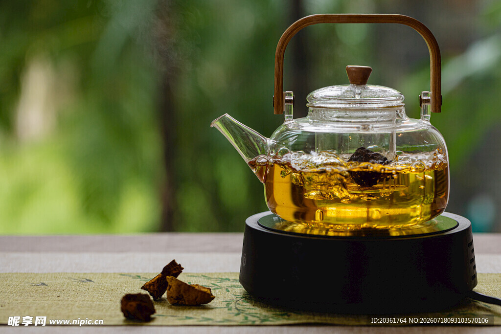 玻璃茶壶中的金黄茶汤