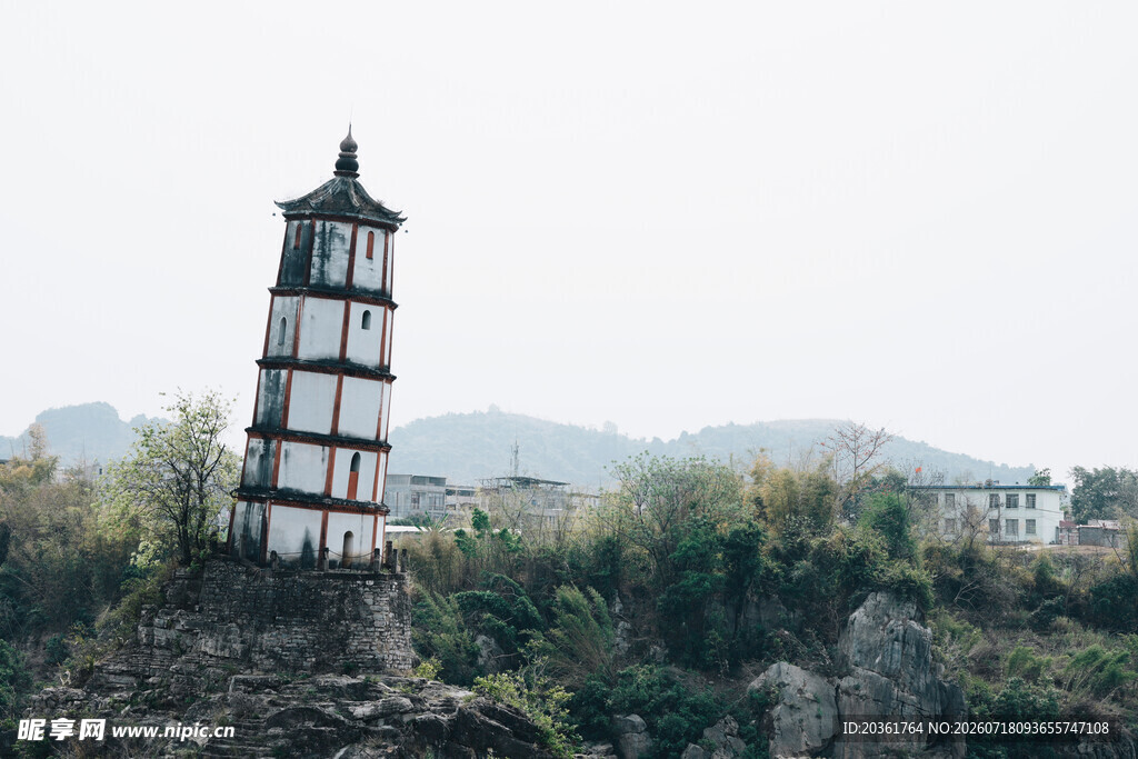 山间古朴多层塔楼景观
