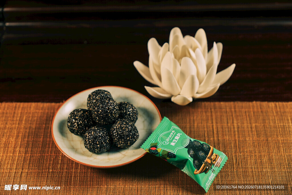 黑芝麻丸与莲花茶点组合