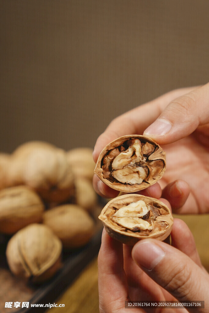 手剥美味核桃