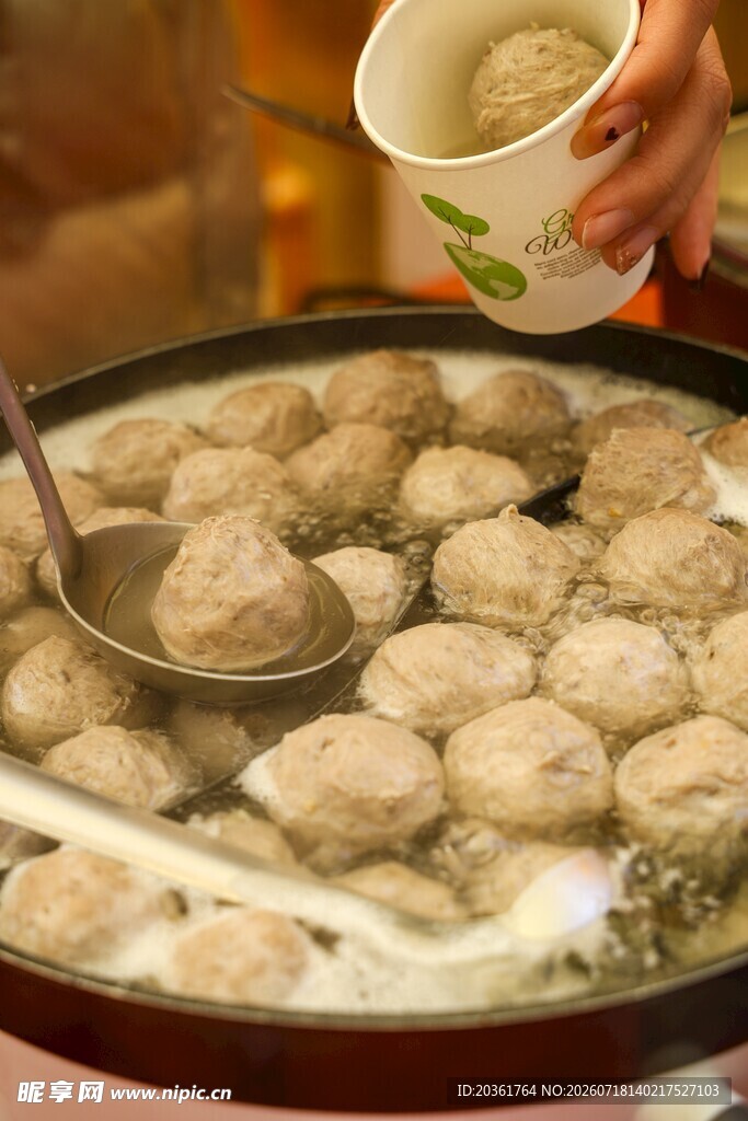 锅中煮着美味的肉丸