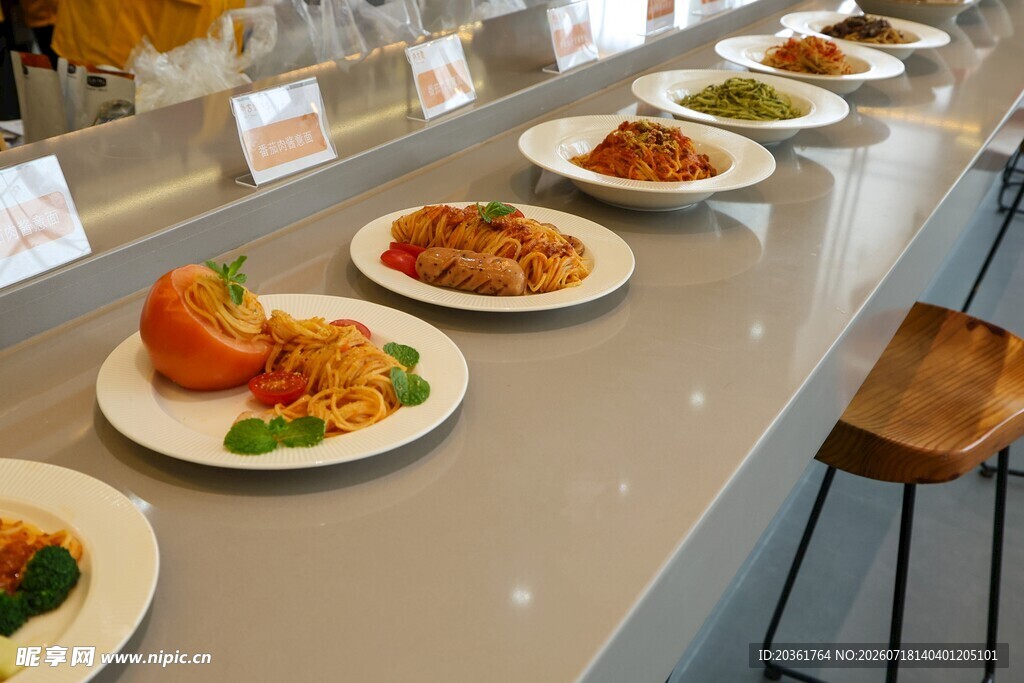 自助餐厅多样美食陈列