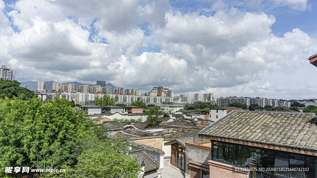 城市与古建筑的天际线景观