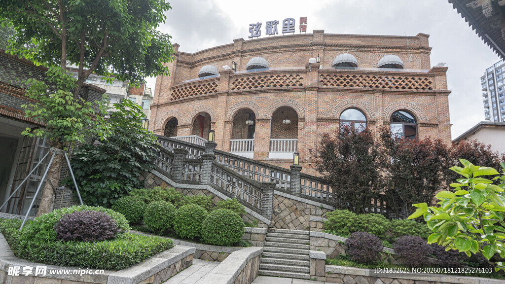 复古建筑旁的绿植景观