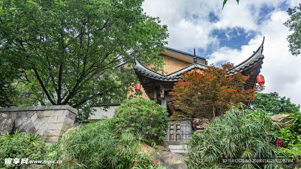 古建隐于葱郁草木间