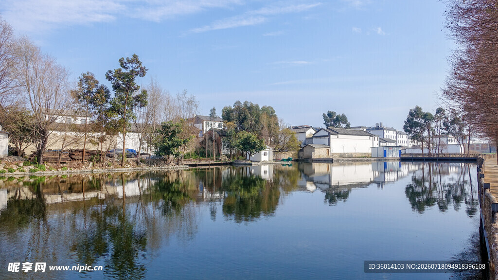 江南水乡宁静湖面景致