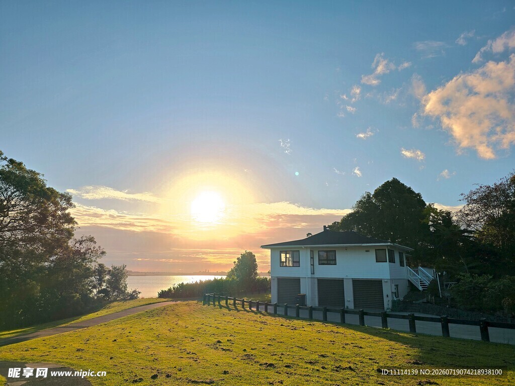 夕阳下的海边小屋美景