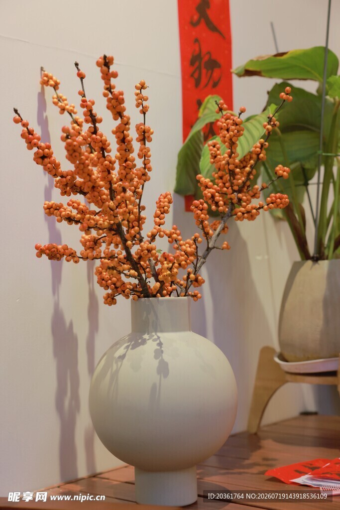 素雅花瓶插枝橙红花卉