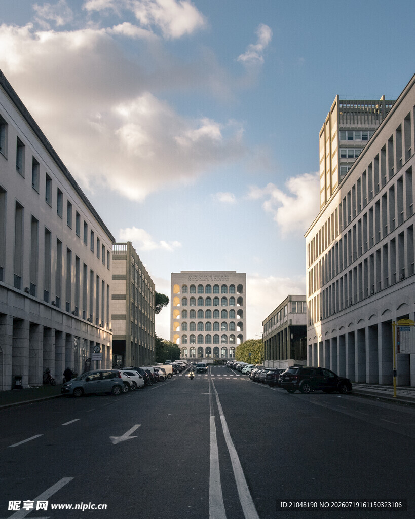 城市宽阔街道与两旁建筑