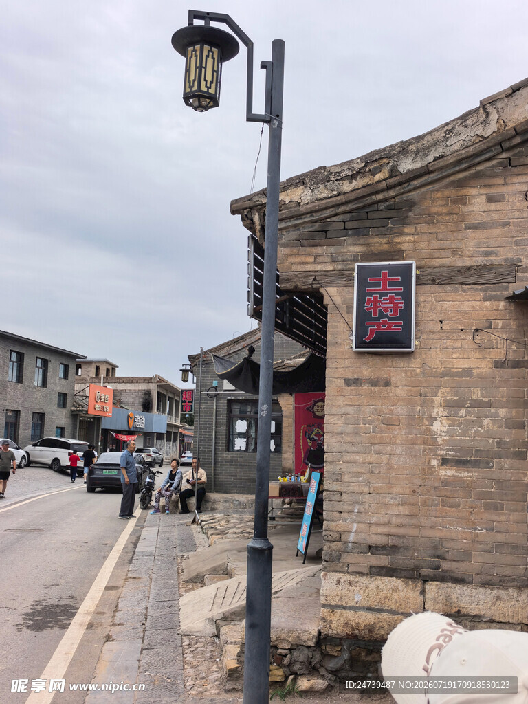古朴街道旁的复古路灯