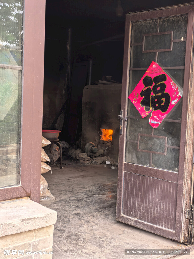 门口贴福字的古朴小屋