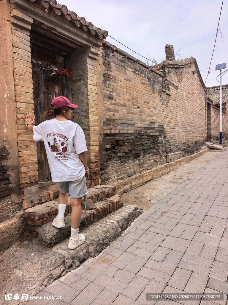 古街风貌行人漫步其中