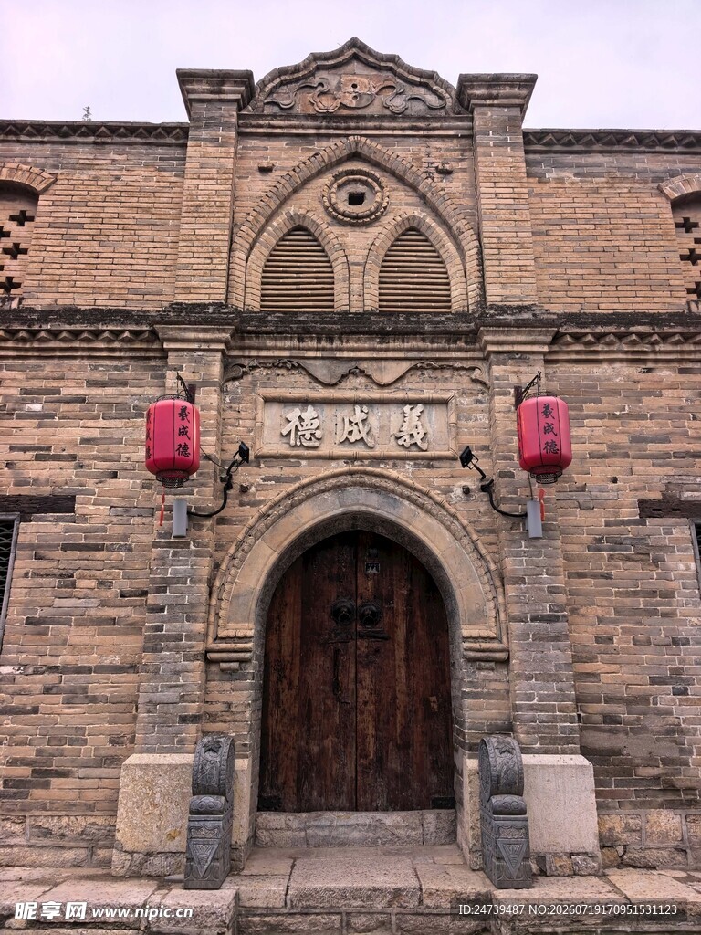 古朴中式传统建筑大门