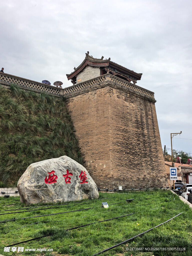古城墙旁刻字巨石景观